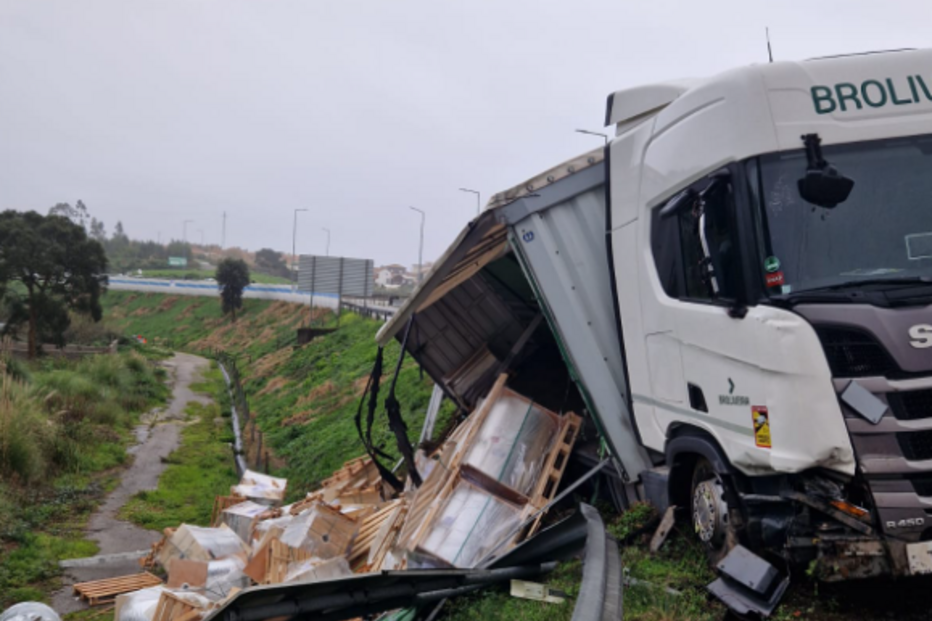 Camião despista-se na A29