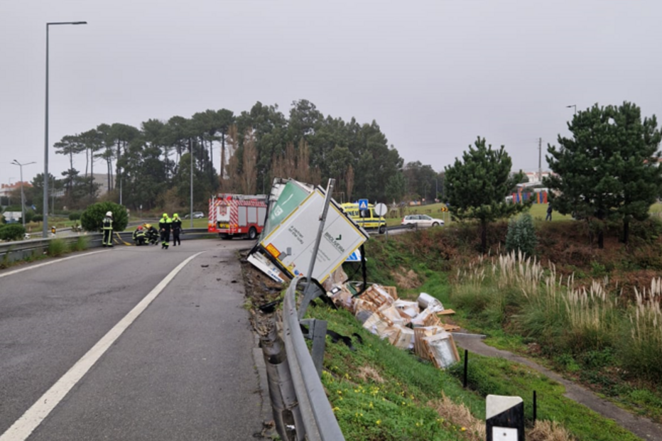 Camião despista-se na A29