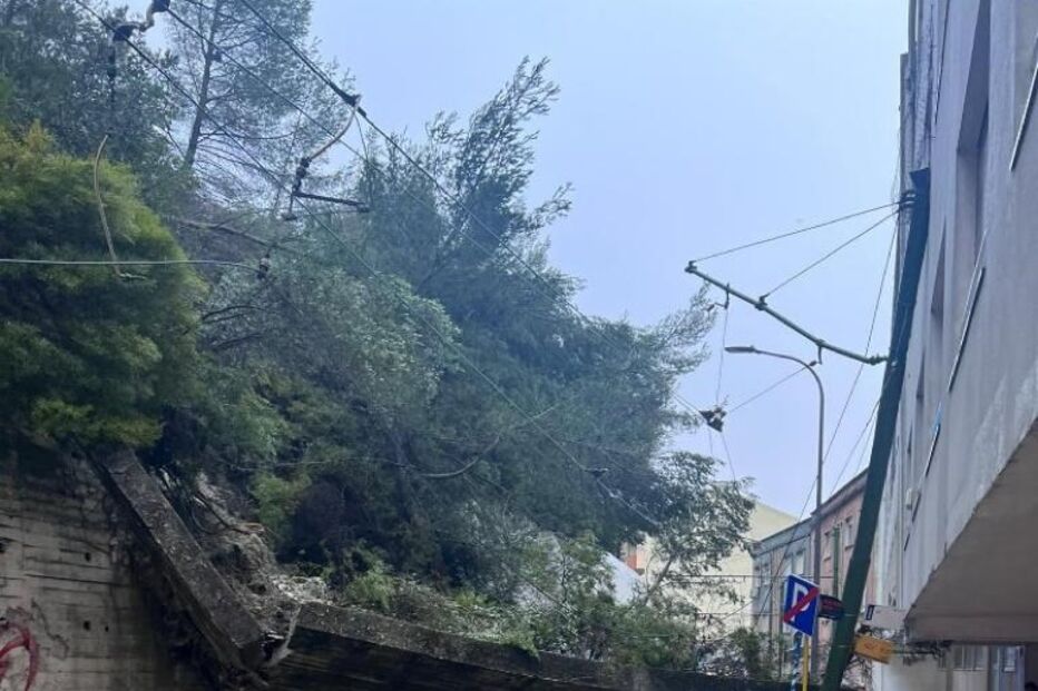 Muro cai no Dafundo, deixa carro soterrado e destrói cabos elétricos