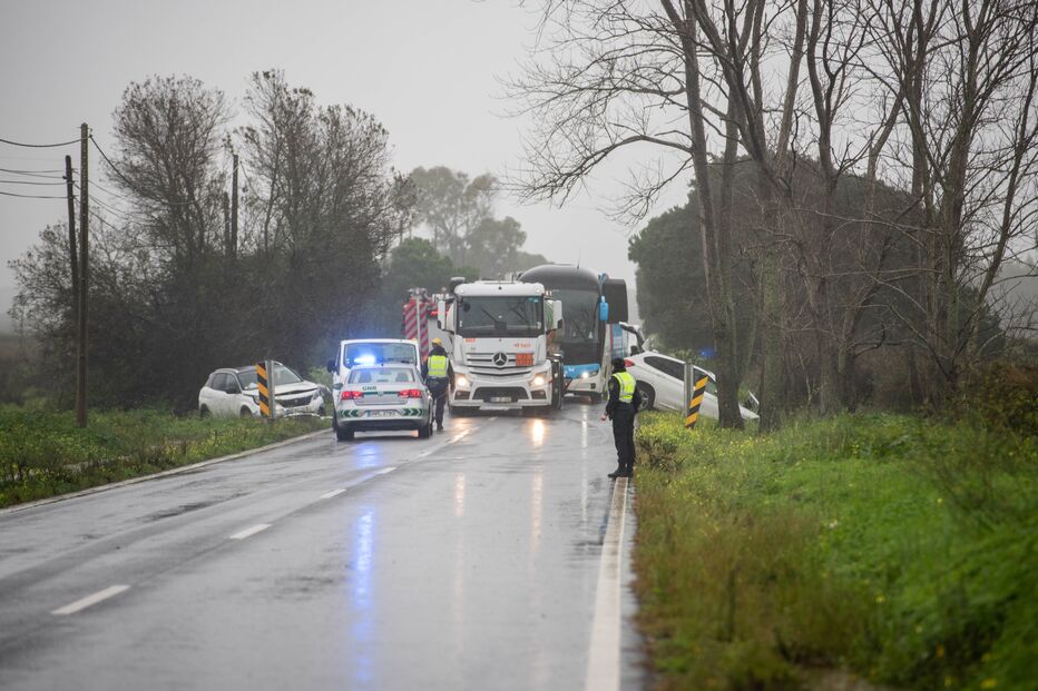 Cinco feridos no seguimento de uma colisão entre quatro viaturas junto a Sines