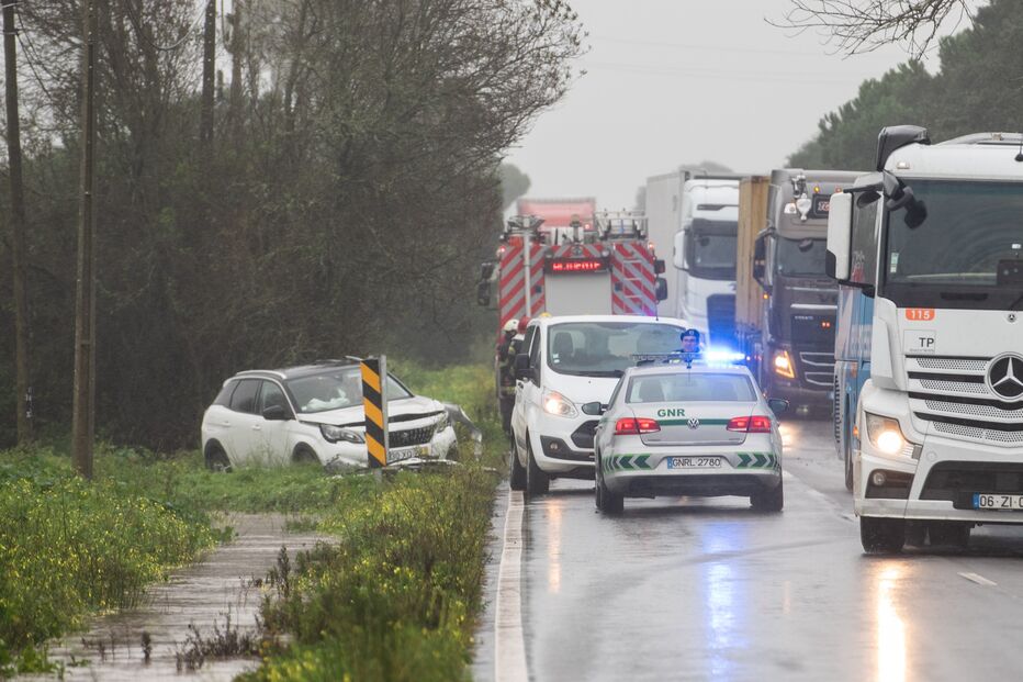 Cinco feridos no seguimento de uma colisão entre quatro viaturas junto a Sines