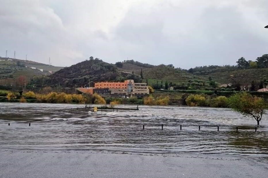 Caudal do Rio Douro subiu em Peso da Régua e galgou as margens