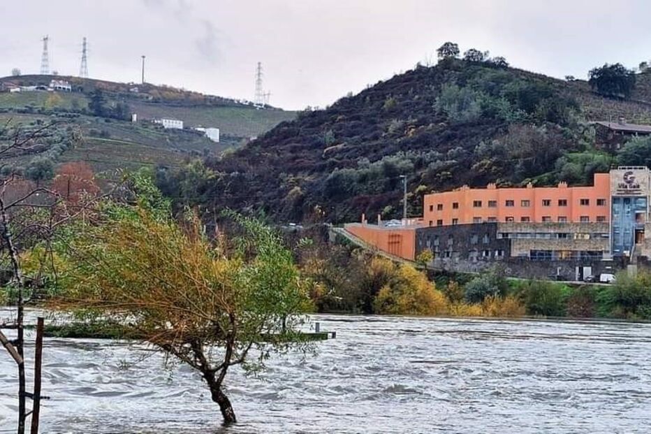 Caudal do Rio Douro subiu em Peso da Régua e galgou as margens