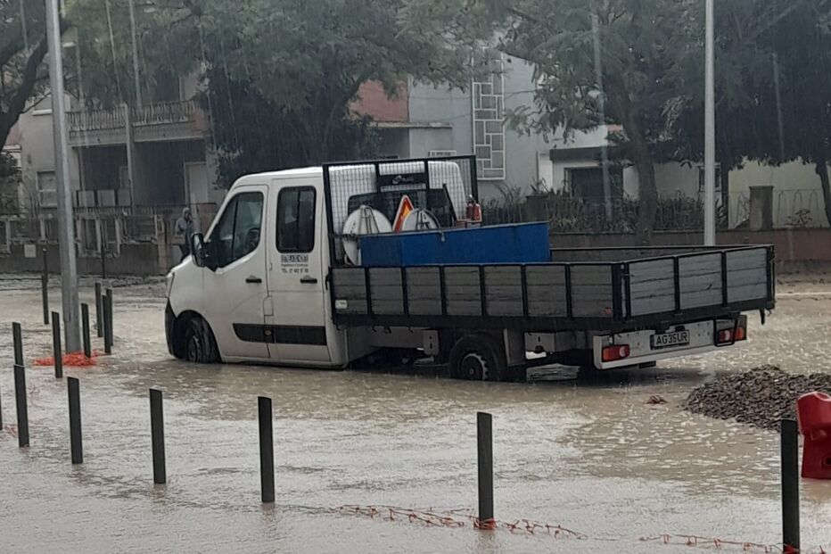 Chuva provoca inundações urbanas em Setúbal