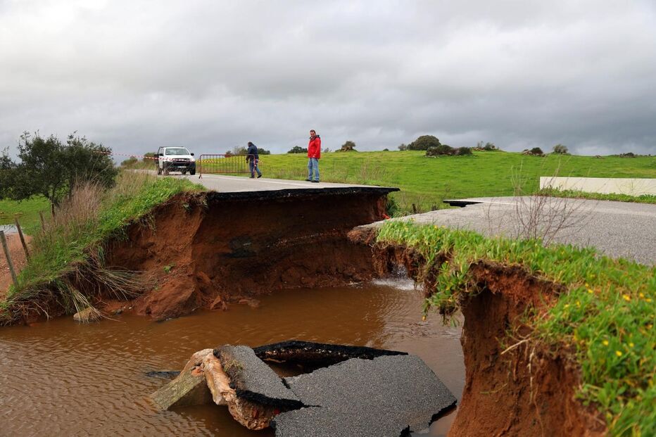 Estrada colapsou em Monforte