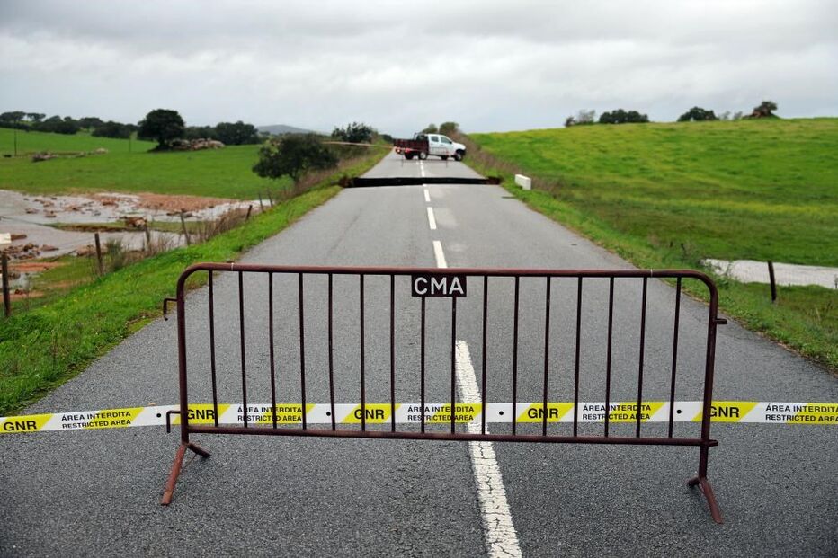 Estrada colapsou em Monforte