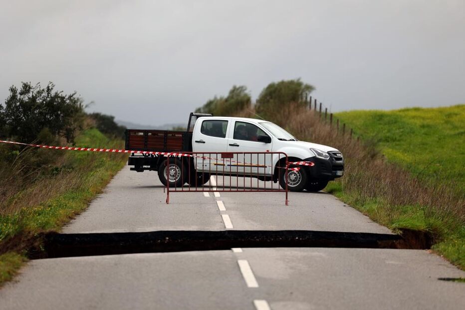 Estrada colapsou em Monforte