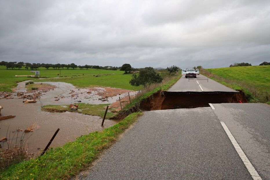 Estrada colapsou em Monforte