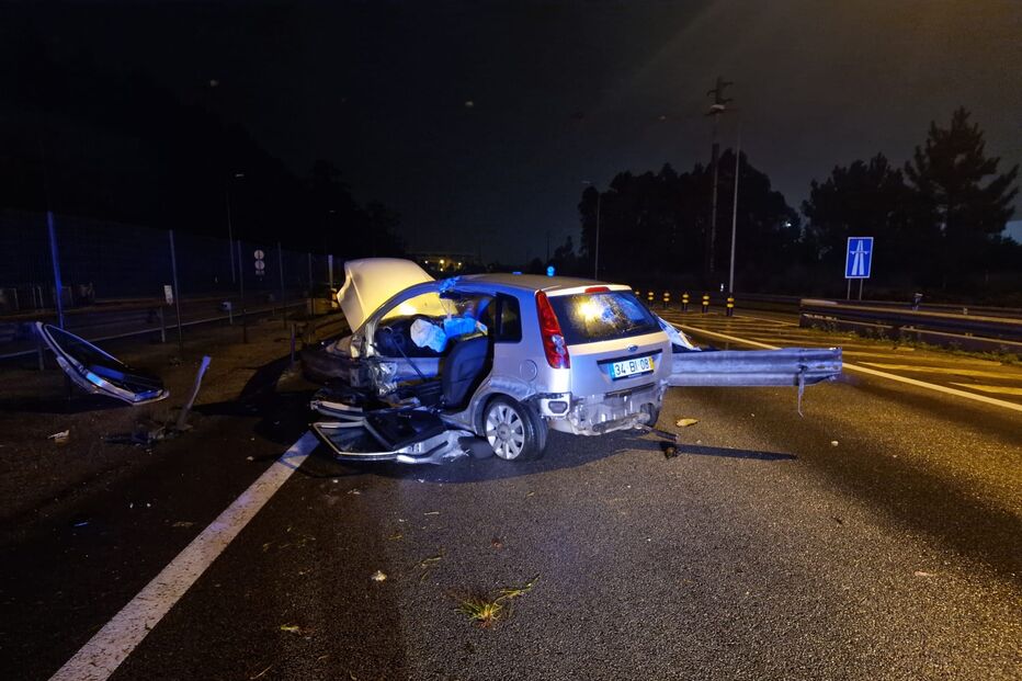 Jovem de 19 anos em estado grave após despiste de carro na A25 em Aveiro