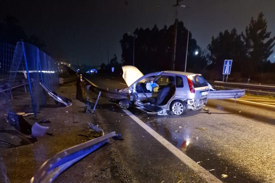 Jovem de 19 anos em estado grave após despiste de carro na A25 em Aveiro