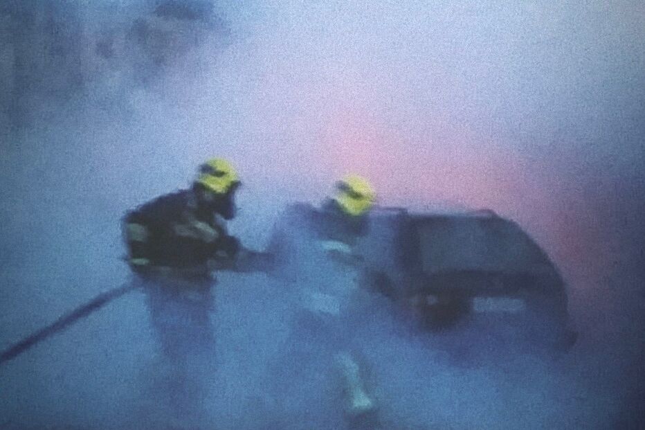 Carro fica destruído devido a um incêndio em Espinho