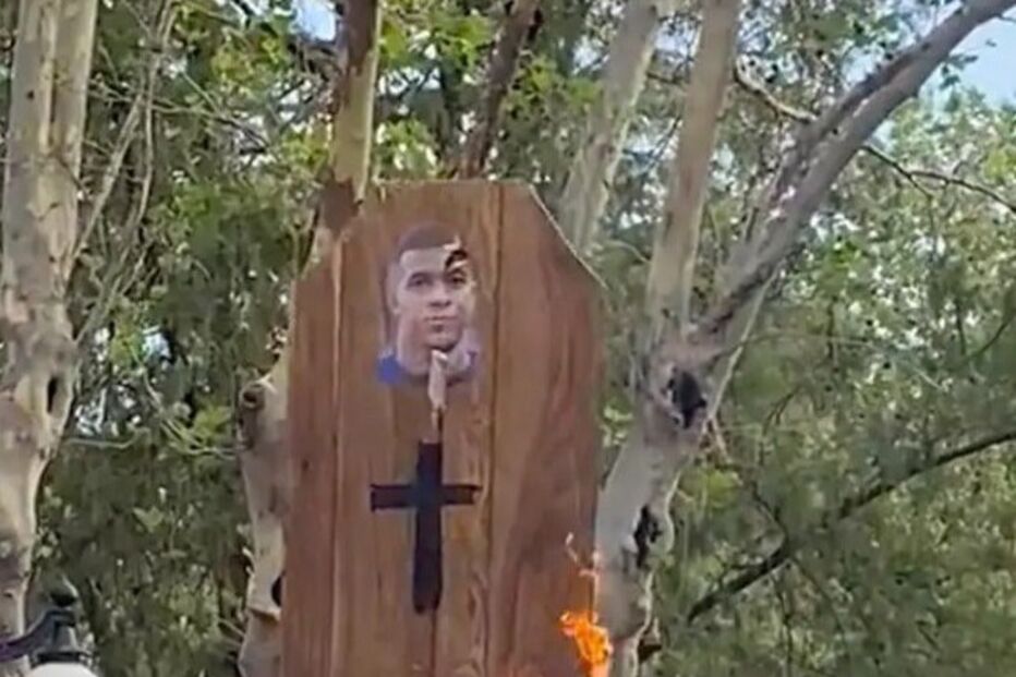 Cara de Mbappe num caixão durantes os festejos argentinos