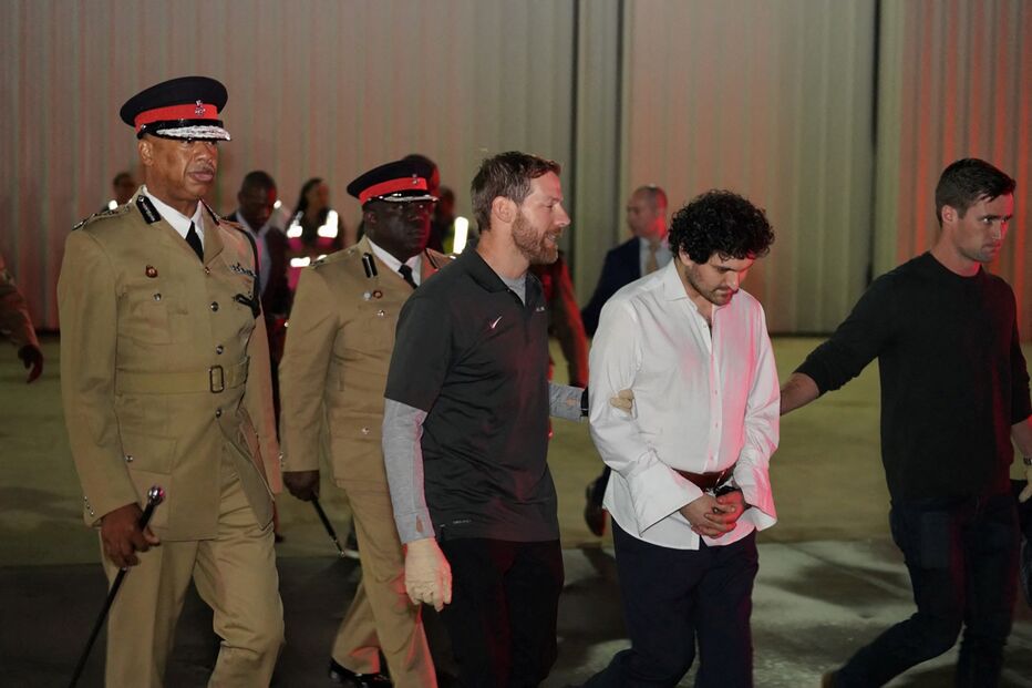 Sam Bankman-Fried a ser levado em algemas num aeroporto em Nassau