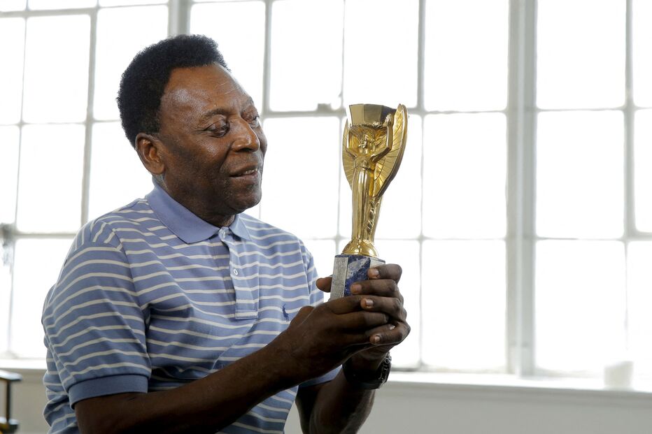 Pelé posa com o troféu do Mundial de 1958 durante uma entrevista, em Nova Iorque, EUA, a 26 de abril de 2016