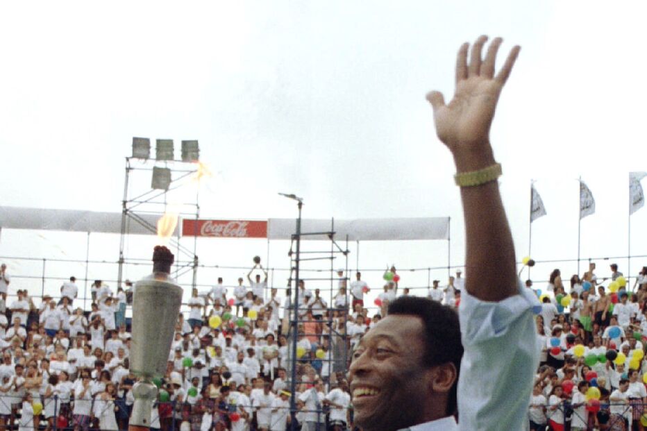 Pelé segura a tocha usada para acender a tocha olímpica, a 20 de janeiro de 2004