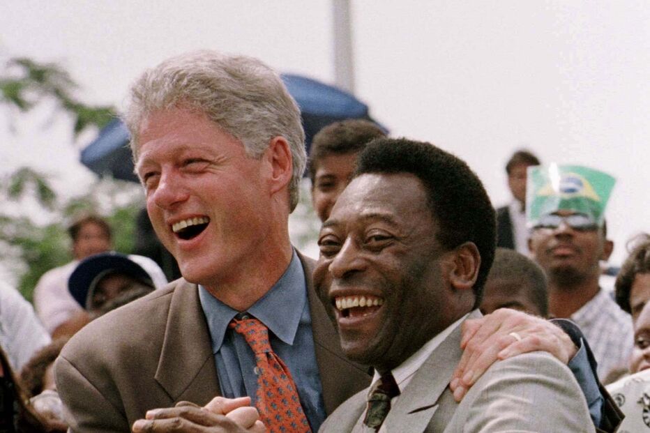 Bill Clinton, então presidente dos EUA, e Pelé após uma breve partida de futebol numa uma escola de desporto fundada pelo craque brasileiro