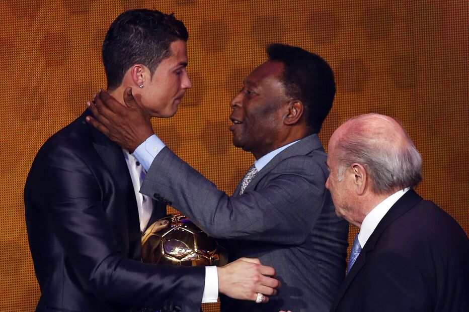 Pelé dá os parabéns a Cristiano Ronaldo pela conquista da Bola de Ouro da FIFA 2013, em Zurique