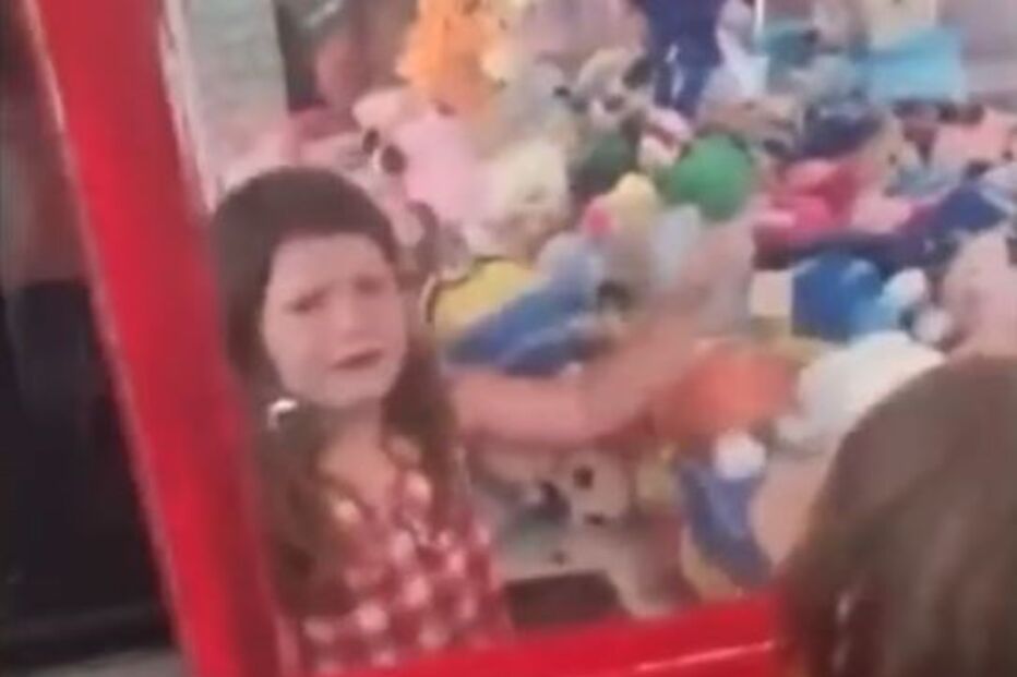 Criança, máquina, brinquedos