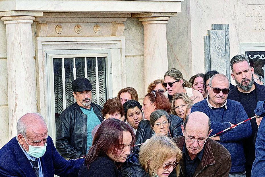 Mãe assistida pelos bombeiros duas vezes e pai teve de ser retirado de cima do caixão 