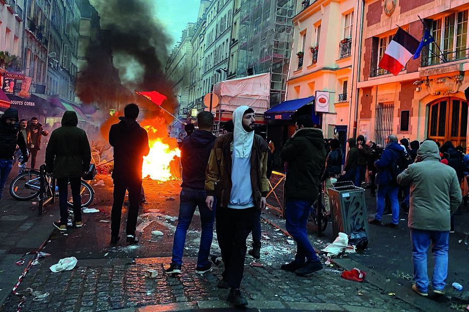 Centenas de jovens curdos atacaram a polícia pouco depois do ataque com arma de fogo que fez três mortos num centro cultural curdo na capital francesa  
