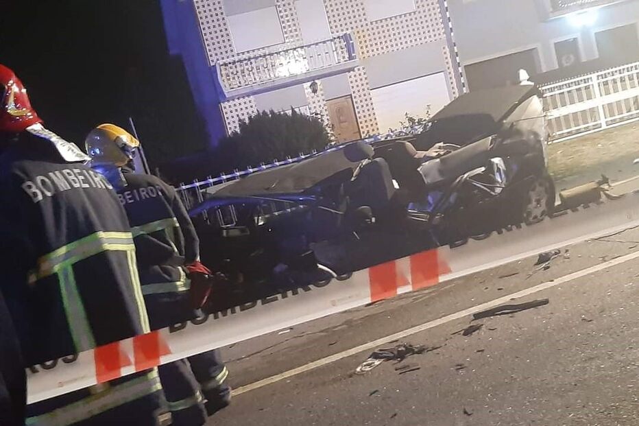 Colisão entre dois carros faz um morto EN15 em Travanca