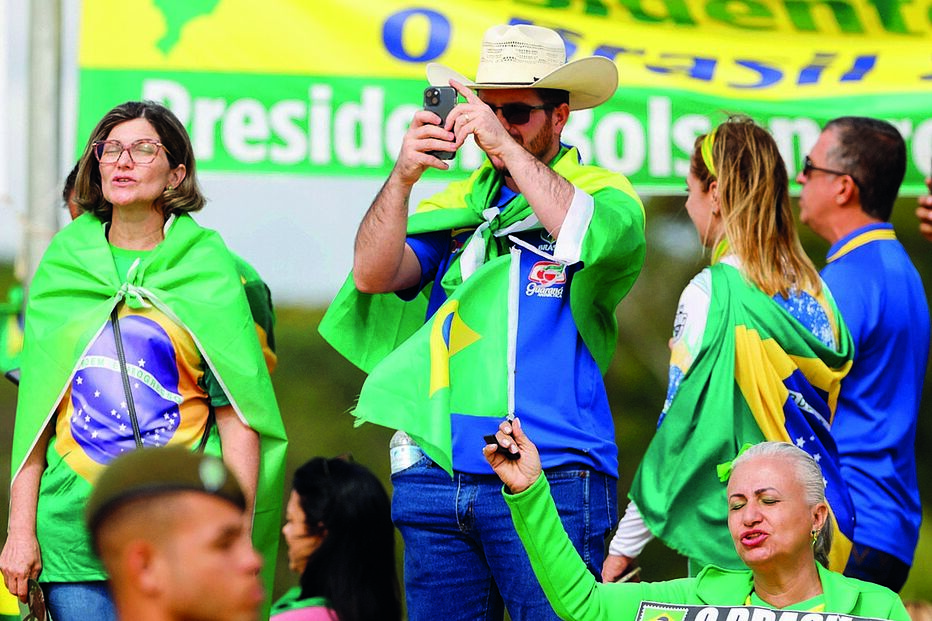 Militares tentaram desmontar barricadas em Brasília mas tiveram de recuar 