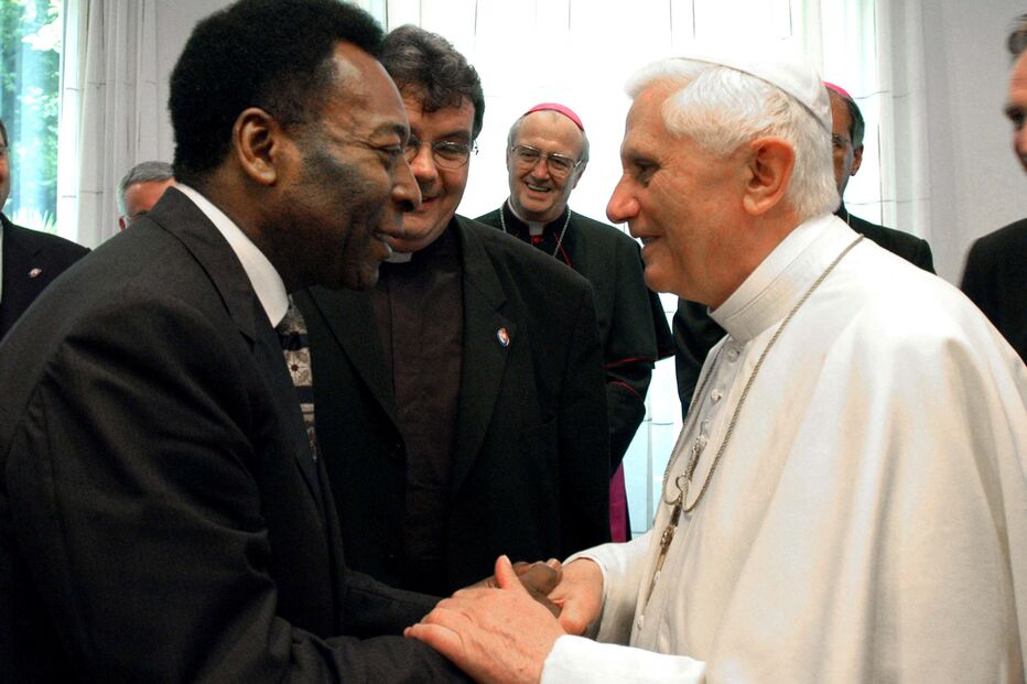 Vaticano lembra 'Pelé' com imagens com quatro últimos papas