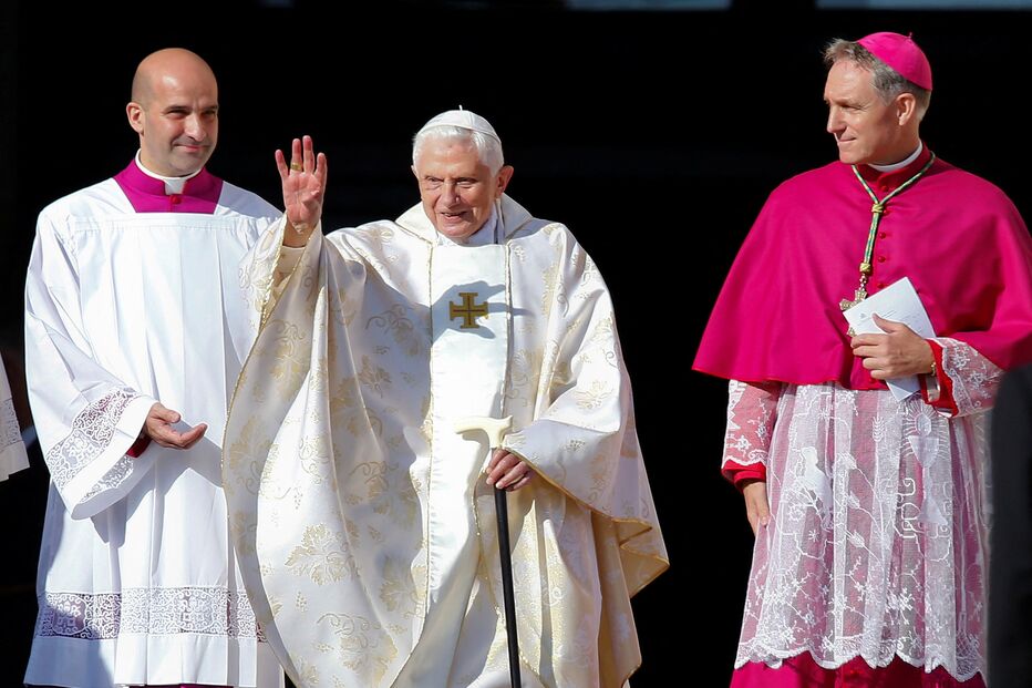 Papa Emérito Bento XVI acena ao chegar para assistir à missa de beatificação do Papa Paulo VI
