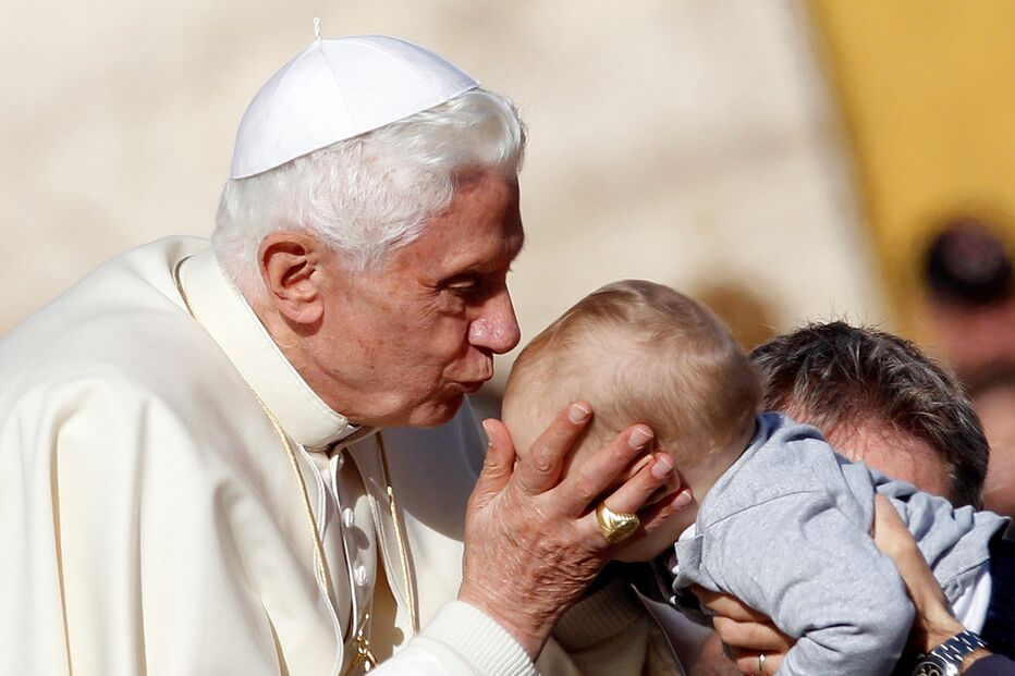 Papa Bento XVI beija bebé no Vaticano