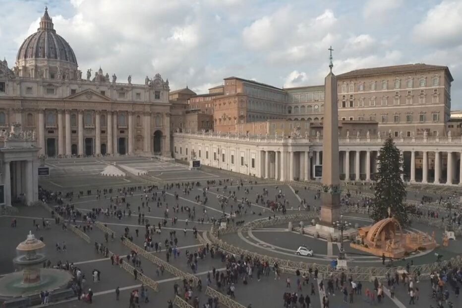 Fiéis reúnem-se na Praça de São Pedro após notícia da morte de Bento XVI