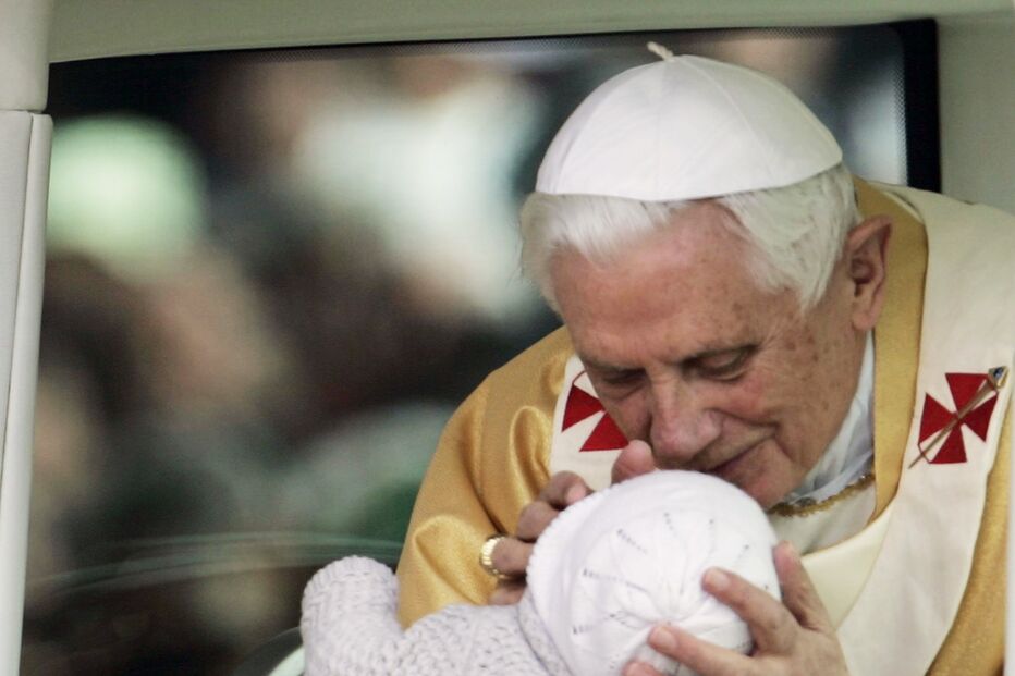 Sumo Pontífice beija um bebé