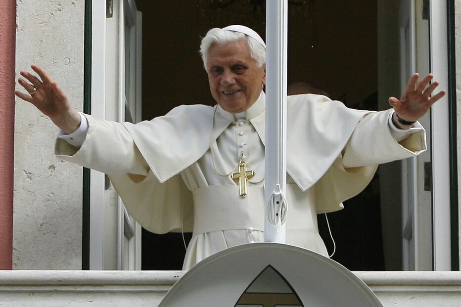 Papa Bento XVI acena à multidão em Lisboa