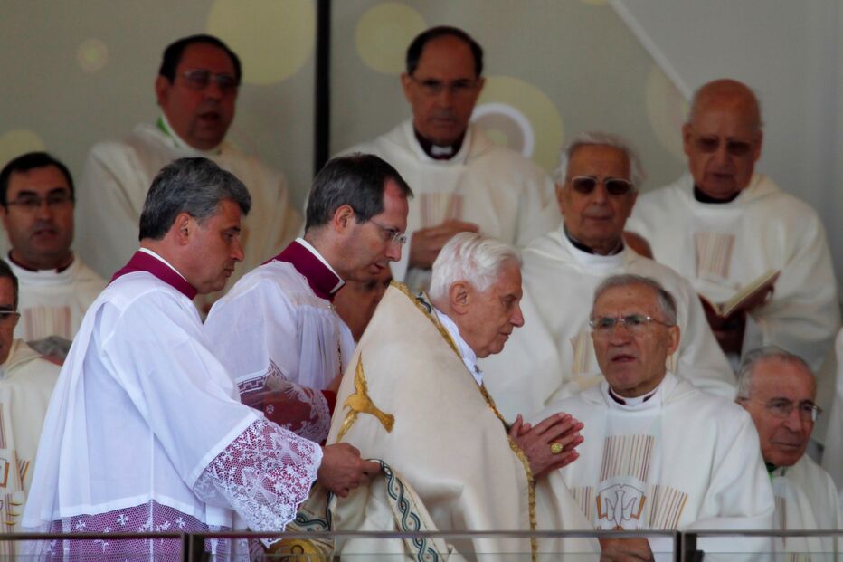 Papa Bento XVI passa pelo cardeal Antonio María Rouco Varela
