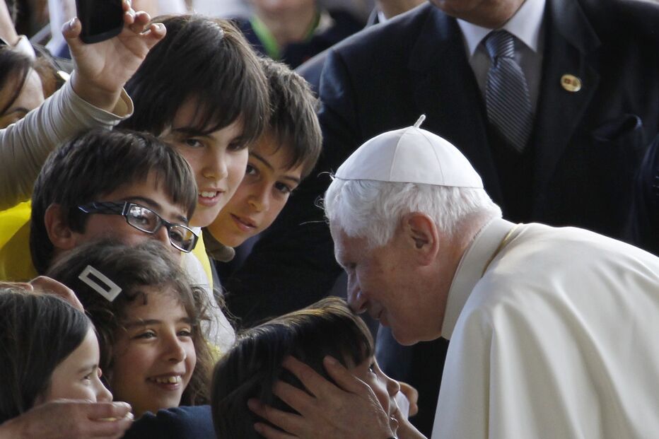 Papa Bento XVI beija uma criança