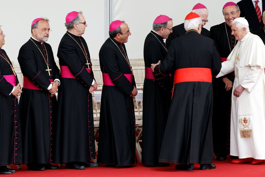 Bento XVI é cumprimentado por Bispos à chegada a Lisboa