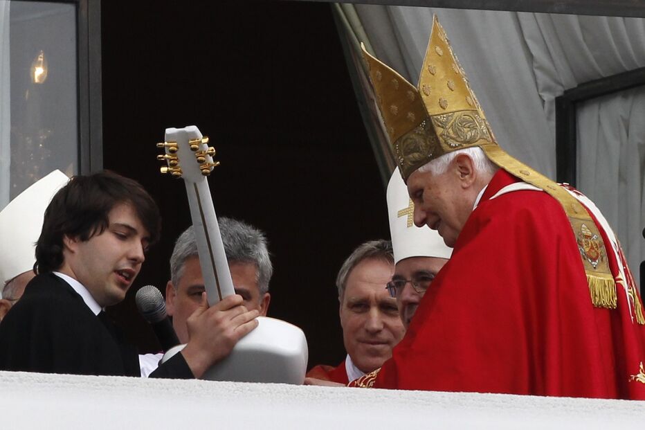 Papa Bento XVI recebe uma guitarra de um estudante