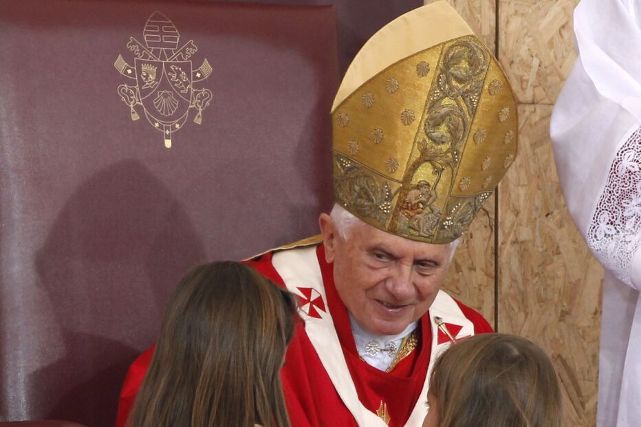 Papa Bento XVI cumprimenta jovens escuteiras