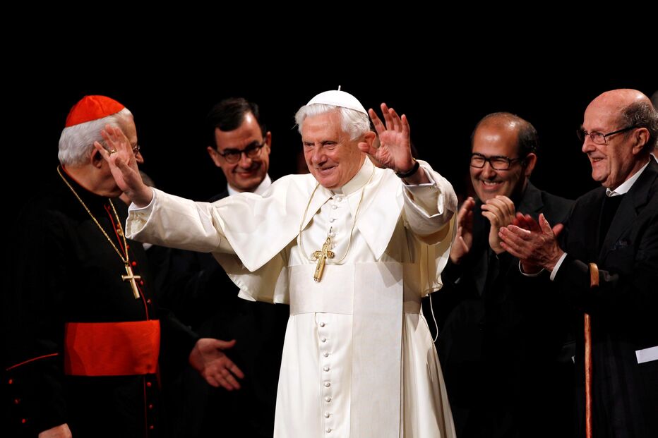Papa Bento XVI recebe aplauso ao lado do diretor de cinema Manoel De Oliveira