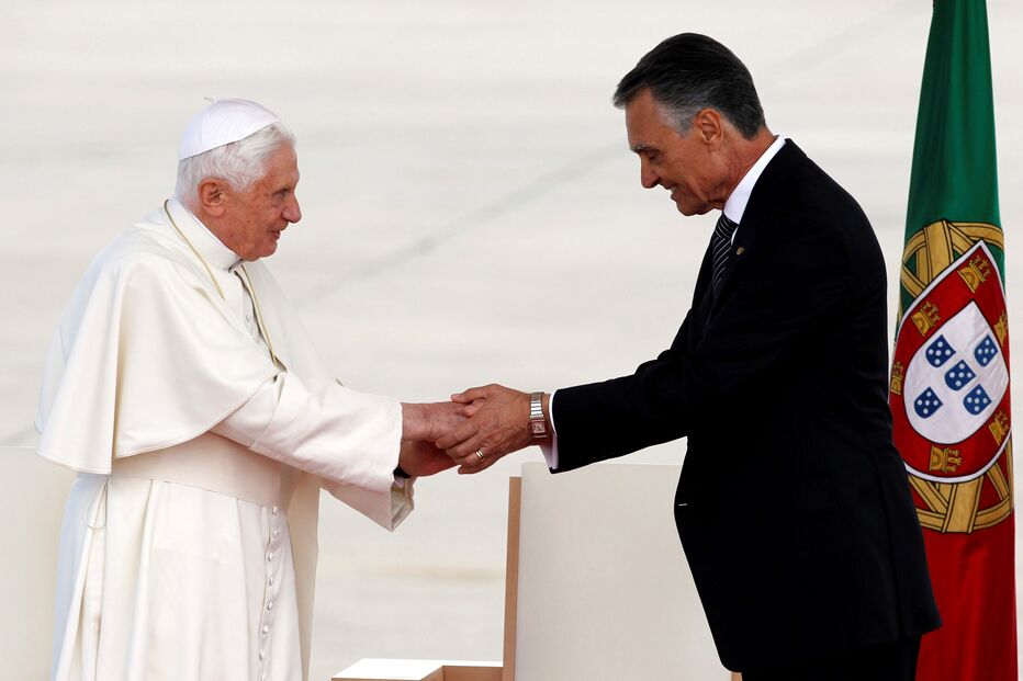 Papa Bento XVI é cumprimentado pelo então Presidente da República Cavaco Silva