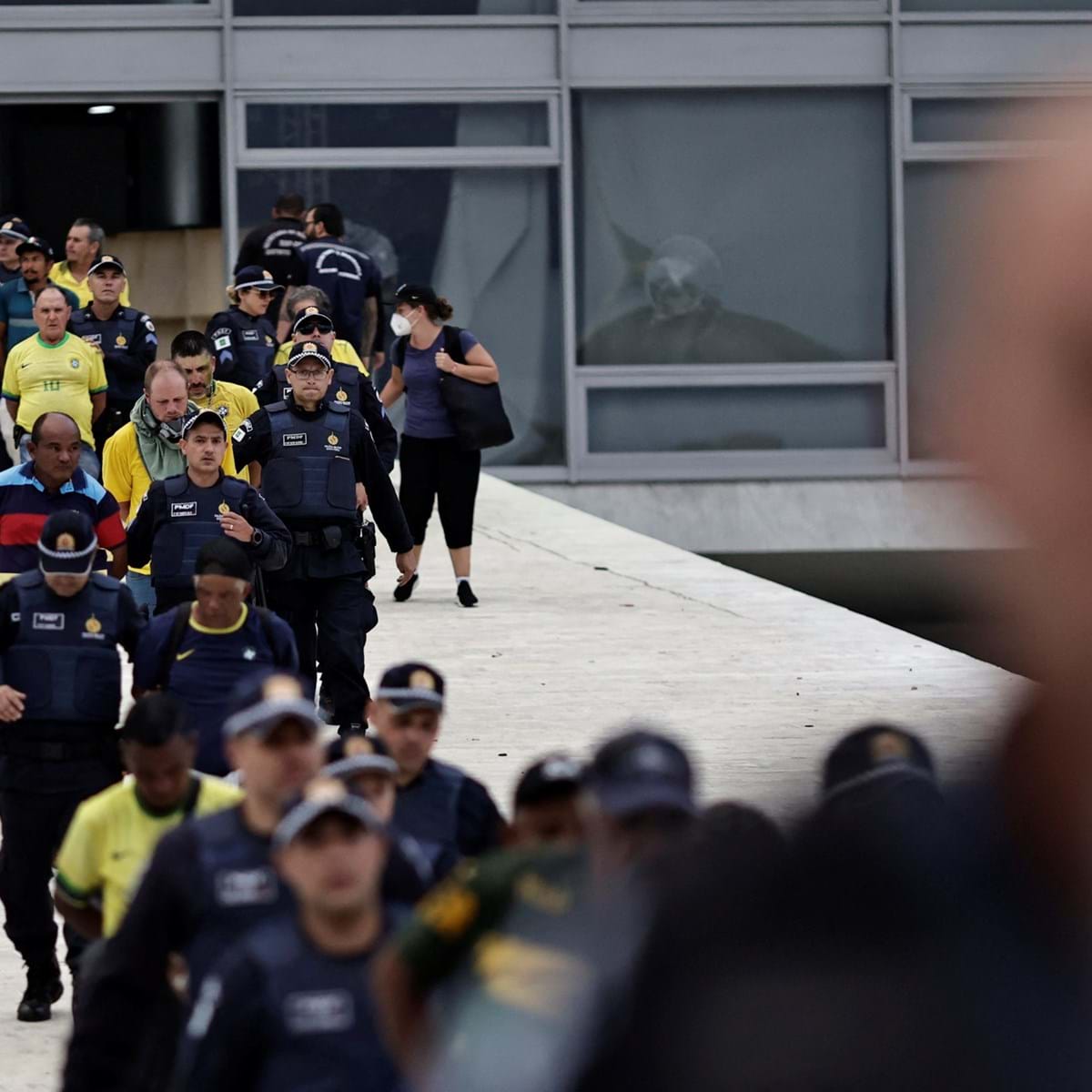 Pelo menos 300 detidos após invasão em Brasília, no Brasil - Mundo