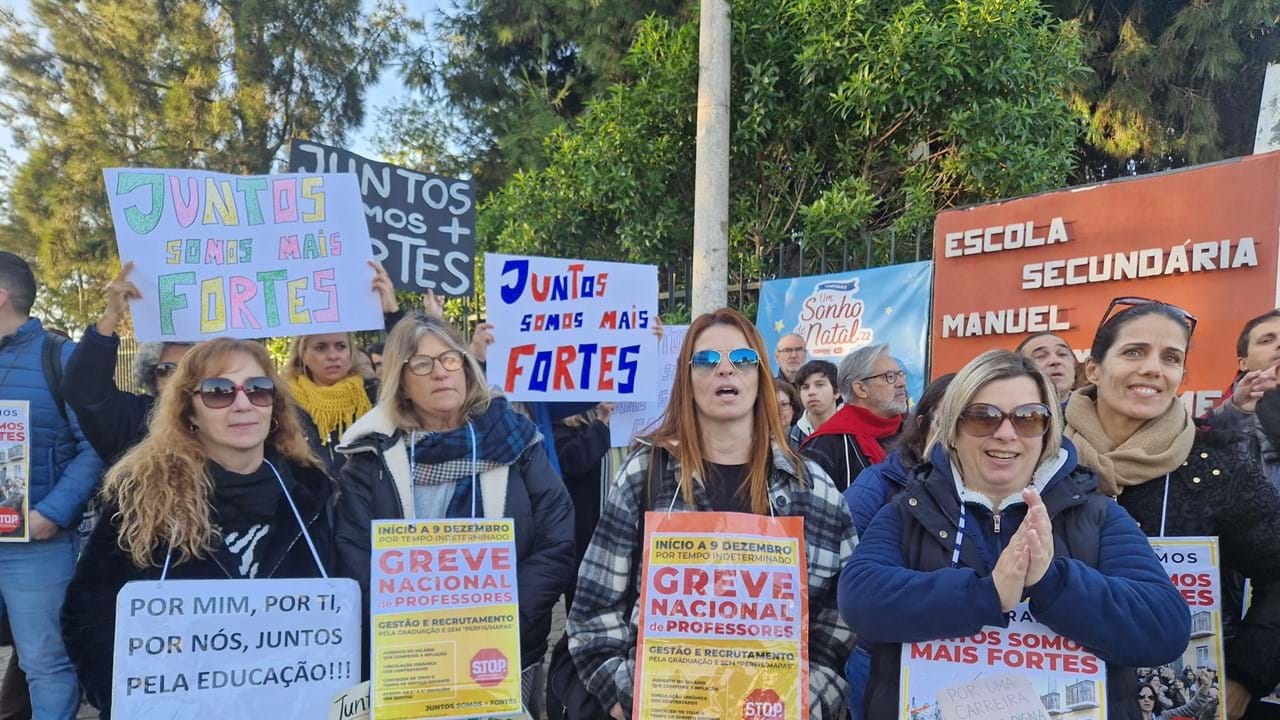 Escola em Portimão encerrada pelo terceiro dia consecutivo devido a greve  no ensino - Vídeos - Correio da Manhã