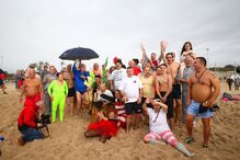 Primeiro mergulho do ano em Carcavelos