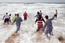 Primeiro mergulho do ano em Carcavelos