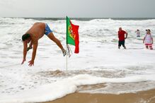 Centenas de banhistas cumpriram a tradição de dar o primeiro mergulho do ano a 1 de janeiro em Carcavelos