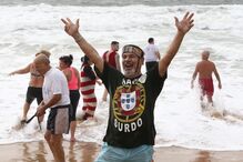 Centenas de banhistas cumpriram a tradição de dar o primeiro mergulho do ano a 1 de janeiro em Carcavelos