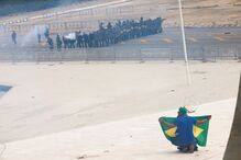 Manifestantes bolsonaristas furam barreira policial e entram no Palácio do Planalto