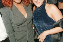 Lisa Marie acompanhada pela cantora Janet Jackson