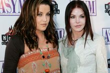 Lisa Marie com a mãe, Priscilla Presley, em 2005