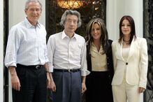 Lisa Marie com a mãe, Priscilla, e com o então presidente dos EUA, George W. Bush, e o primeiro-ministro japonês, Junichiro Koizumi, em 2006