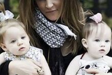 Lisa Marie com as filhas gémea, em 2008. A cantora tem quatro filhos